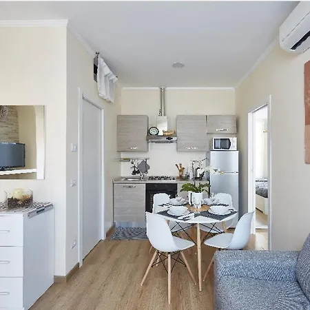 Апартаменты Beautiful Bohemian In Center Conditioned Air Комо